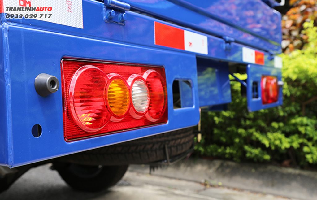Đèn hậu xe tải Srm T30 tải trong 930 kg thùng dài 2m9