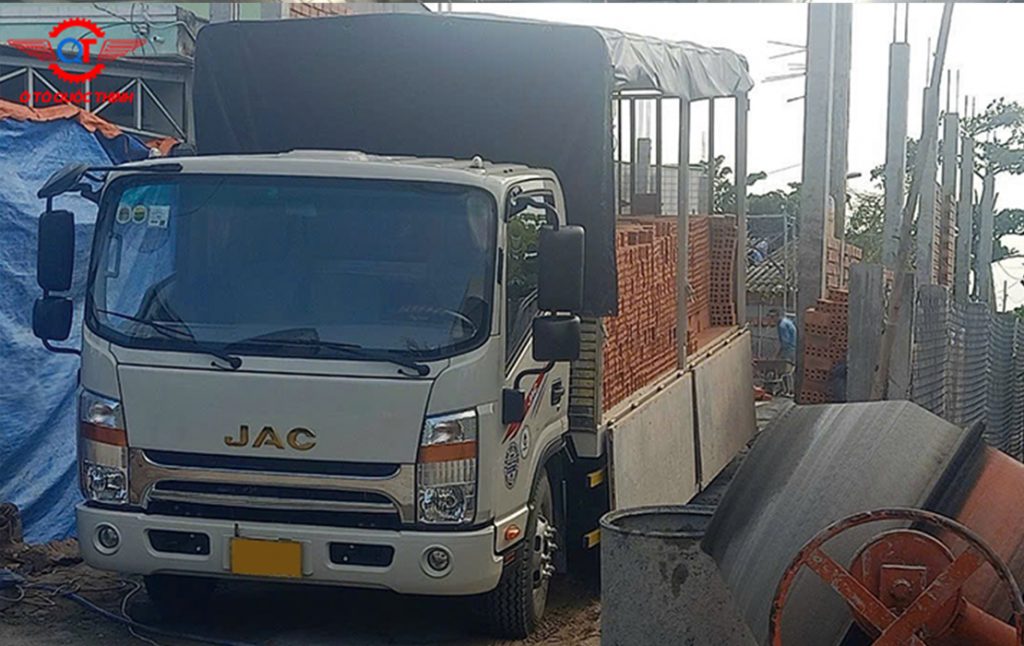 Xe tải Jac N700 chở gạch