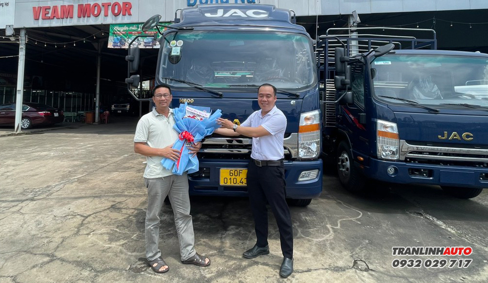 Khách hàng nhận xe Jac N900