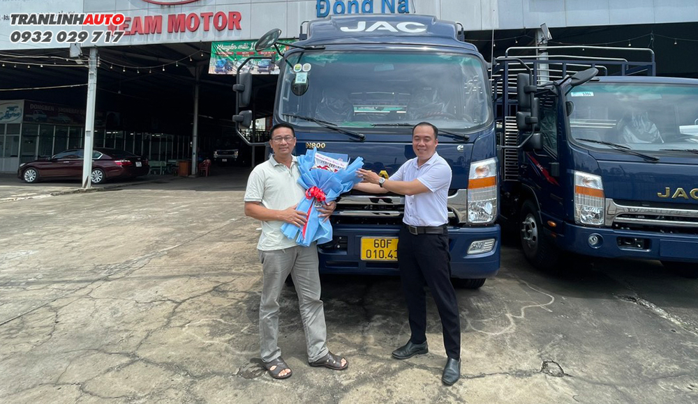 Khách hàng nhận xe tải Jac N900