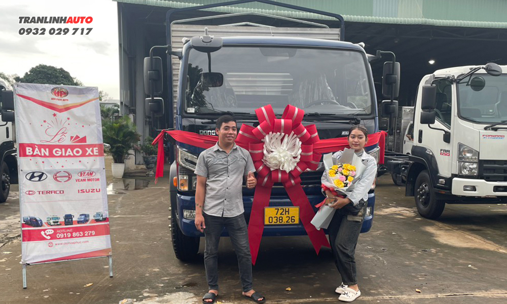 Vợ chồng khách hàng nhận xe Đồng Vàng D8