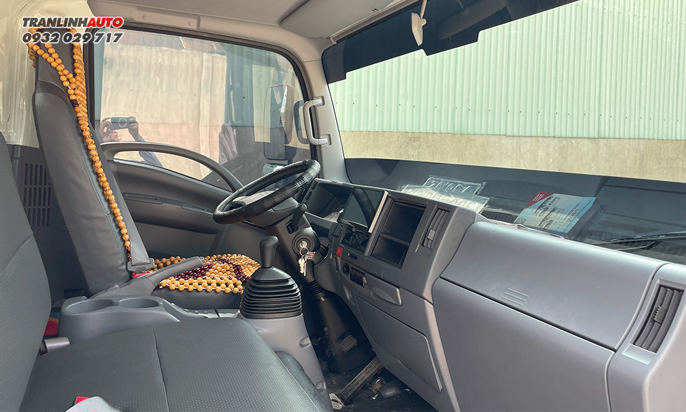 Khoang nội thất xe tải NPR400