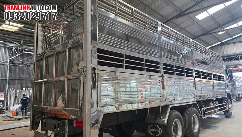 XE TẢI CHENGLONG H5 3 CHÂN THÙNG CHỞ GIA SÚC