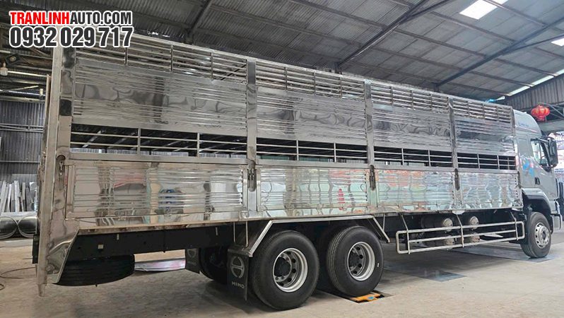 XE TẢI CHENGLONG H5 3 CHÂN THÙNG CHỞ GIA SÚC